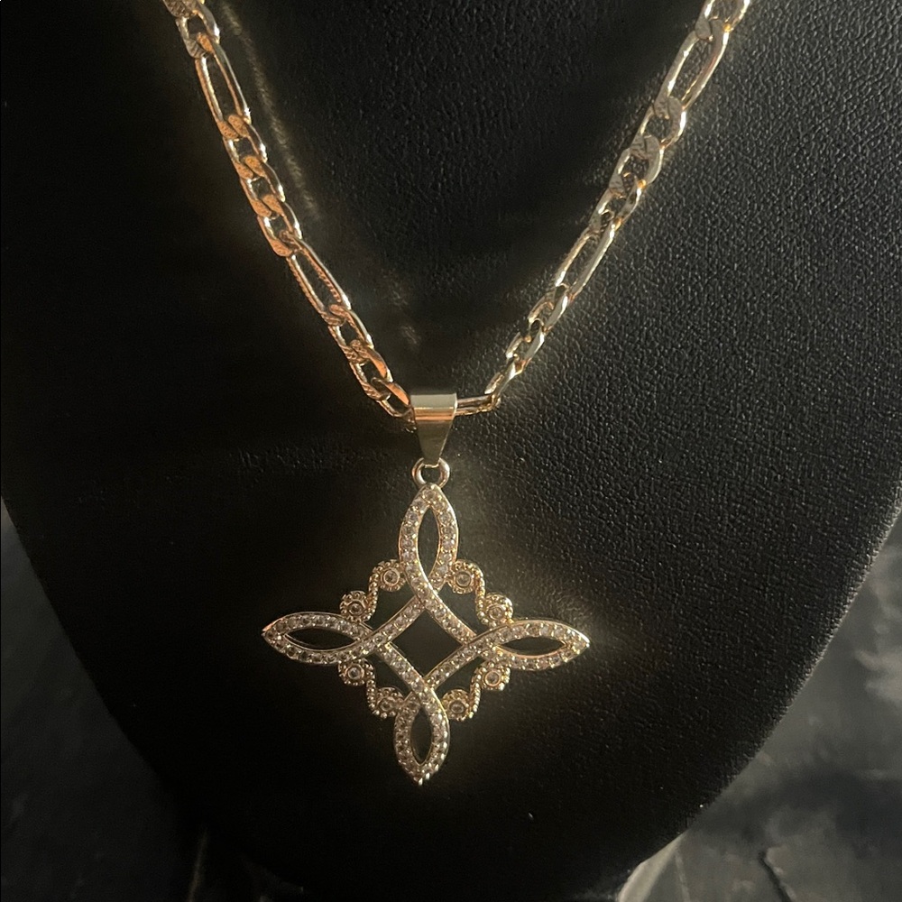 Elegant Gold Pendant Necklace